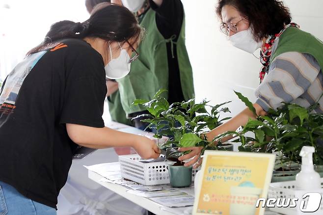 5일 제26회 환경의 날을 맞아 제주 도두동재활용도움센터 일원에서는 ‘세상을 바꾸는 즐거운 분리배출’ 캠페인이 진행되고 있다. 오후 5시까지 열리는 이번 행사는 제주특별자치도와 제주도지속가능발전협의회(상임의장 김태윤)가 주최·주관했다.2021.6.5/뉴스1 © News1 홍수영 기자