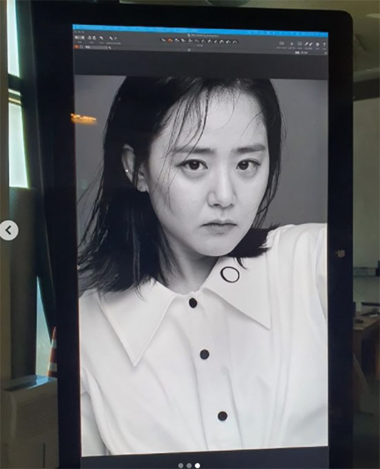 Actor Moon Geun-young captivated Sight in a deeper atmosphere.On the 4th, Moon Geun-young told his Instagram, I am going to upload a new picture because my friend tells me to erase the world because it seems like there is no power in the world.This is a photo shoot monitor cut .The photo released included a photo shoot cut by Moon Geun-young, which boasts a different charm with a black and white image.Especially, Moon Geun-young, who is more flattered, showed a sleek jaw line, creating a deep atmosphere with a mature face.Meanwhile, Moon Geun-young is taking a break after the TVN drama Get the Ghost, which ended in 2019.In particular, Moon Geun-young, who left the company Tree Essence, which has been in operation for 16 years since its founding last year, has announced plans to reorganize himself.