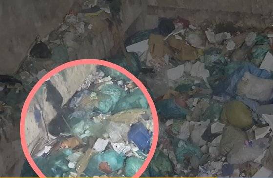 지난달 21일 오후 경북 의성의 쓰레기 소각장에 쌓인 생활폐기물 사이를 돌아다니는 쥐들. 강주안 기자