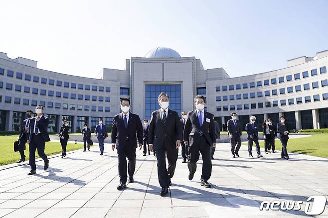 (서울=뉴스1) = 문재인 대통령이 4일 오후 국가정보원을 방문해 국정원 개혁성과보고회를 마친 후 이동하고 있다.(청와대 제공)2021.6.4/뉴스1