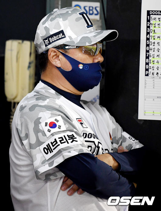 [OSEN=잠실, 곽영래 기자] 4일 서울 잠실야구장에서 ‘2021 신한은행 SOL KBO 리그’ 두산 베어스와 SSG 랜더스의 경기가 열렸다.6회초 두산 김태형 감독이 경기를 지켜보고 있다. 2021.06.04/ youngrae@osen.co.kr