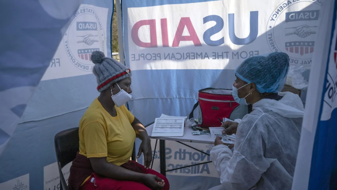 의료진과 상담을 하고 있는 남아공 HIV 환자(왼쪽)