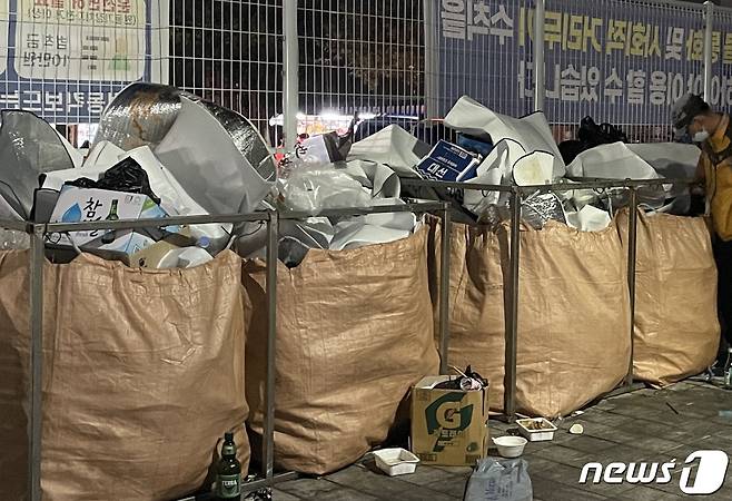 부산 수영구 민락수변공원 내부에 입장객들이 버리고 간 쓰레기가 넘쳐나는 모습.2021.6.5/ © 뉴스1 이유진 기자