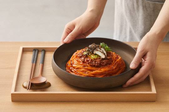 CJ제일제당의 비빔유수면은 불 없이 물로만 조리하는 신개념 비빔면이다. <CJ제일제당 제공>