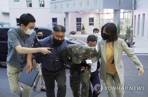 극단적 선택을 한 공군 여성 부사관을 성추행한 혐의를 받는 장 모 중사가 2일 저녁 구속영장실질심사를 받기 위해 국방부 보통군사법원에 압송되고 있다. [국방부 제공]