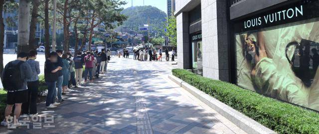 지난달 30일 서울 중구 신세계백화점 본점에서 고객들이 명품 매장 입장을 기다리며 길게 줄을 서 있다. 고영권 기자