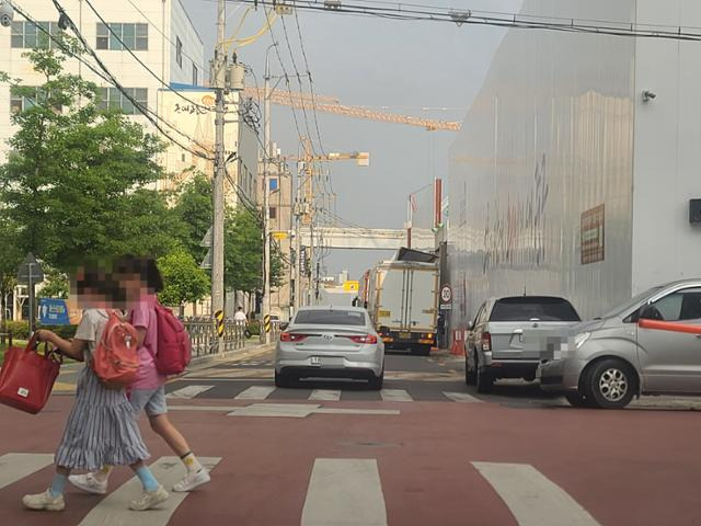 한 대형 건설사 공사차량이 초등학교 어린이보호구역에서 불법 주정차를 일삼아 논란이 일고 있다. 독자 제공.