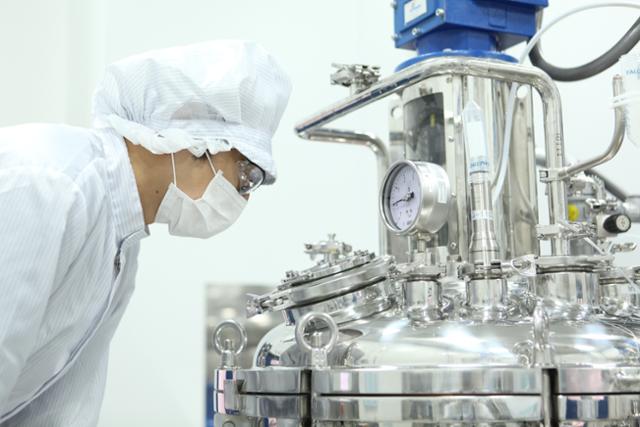 충북 청주에 있는 GC녹십자 오창공장에서 한 직원이 코로나19 혈장치료제 생산 공정을 살펴보고 있다. GC녹십자 제공