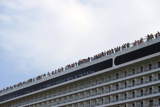 MSC 오케스트라 승객들이 5일 베네치아를 떠나며 상부 갑판에 올라 베네치아를 바라보고 있다. MSC 오케스트라는 9만2000톤급, 16층 데크의 대형 크루즈선이다. AP=연합뉴스