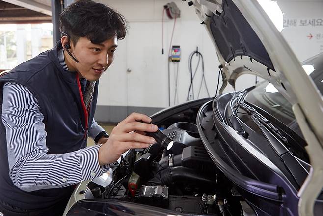 자동차 점검 장면 [사진 제공=케이카]