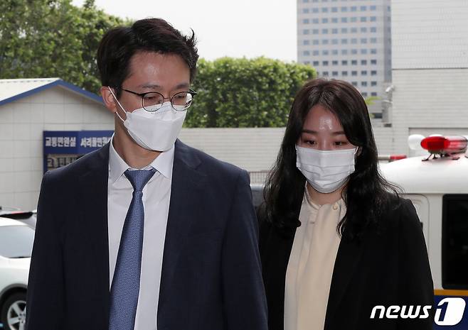 손정민씨 친구 A씨의 법률대리인인 법무법인 원앤파트너스 이은수(왼쪽), 김규리 변호사가 1일 유튜버 B씨를 허위사실 유포에 의한 정보통신망법 위반과 업무방해 혐의로 고발하기 위해 서울 서초구 서초경찰서로 들어서고 있다. 2021.6.1/ 사진 = 뉴스1