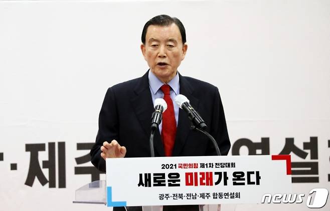 국민의힘 제1차 전당대회 광주·전북·전남·제주 합동연설회가 열린 30일 오후 광주 서구 치평동 김대중컨벤션센터에서 홍문표 당 대표 후보가 발언하고 있다. /사진=뉴스1.