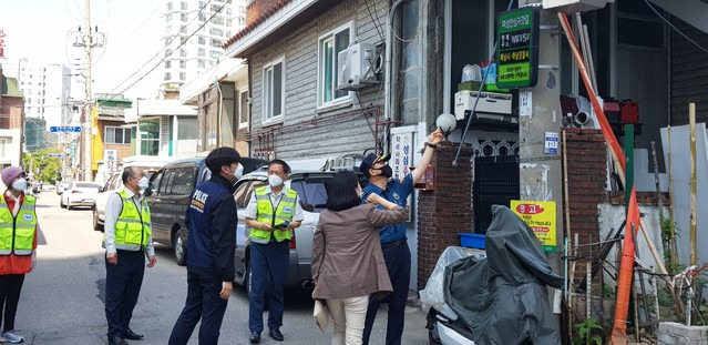 하남시와 하남경찰서 관계자들이 지역 내 여성안심귀갓길을 순찰하며 시설물을 점검하고 있다. (사진제공=하남시) *재판매 및 DB 금지