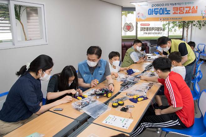 포스코 광양제철소는 지난 5일 광양시 광영동에서 '격려 공동체' 연합 봉사를 진행했다. 광양제철소 제공