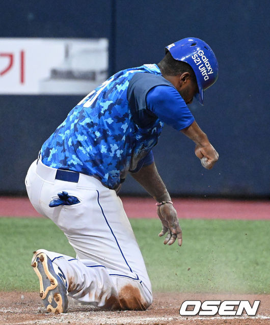 [OSEN=고척, 이대선 기자] 6일 오후 서울 고척스카이돔에서 ’2021 신한은행 SOL KBO 리그' 키움 히어로즈와 삼성 라이온즈의 경기가 열렸다.3회초 2사 1,2루에서 삼성 구자욱의 안타 때 피렐라가 키움의 실책으로 홈을 밟고 환호하고 있다. 2021.06.06 /sunday@osen.co.kr