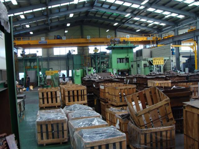 원자재에 이어 소재 가격까지 급등했지만 납품가에 제대로 반영되지 않자 최근 단조 업계는 납품가 현실화를 호소하고 나섰다. 한 단조 관련 중소기업의 공장에 소재 부품들이 잔뜩 쌓여 있다. /사진 제공=중소기업중앙회