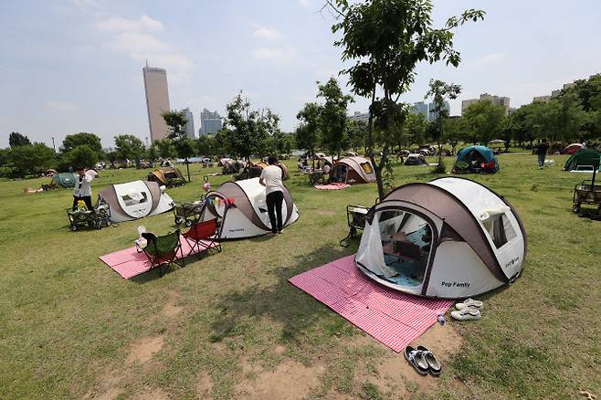 초여름 날씨를 보인 6일 오후 서울 여의도 한강공원에 텐트들이 설치돼있다. (사진= 연합뉴스)