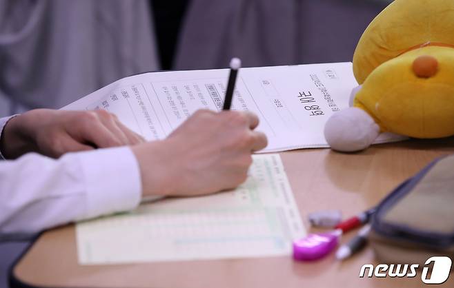 2022학년도 대학수학능력시험의(수능)  6월 모의평가가 실시된 지난 3일 서울 한 고등학교에서 학생들이 시험을 보고 있다. /뉴스1 © News1 박세연 기자