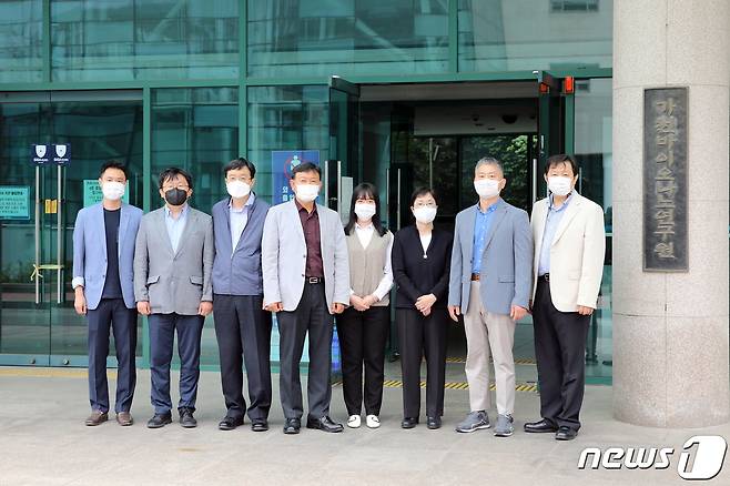 가천대 바이오나노응용연구센터 연구진이 대학 바이나노연구원 앞에서 선정기념 사진을 촬영하고 있다. 사진 왼쪽에서 4번째가 김종성 센터장,(가천대 제공) © News1