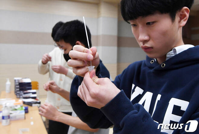 서울 한 고등학교에서 학생들이 자가검사키트로 검사하고 있다. 2021.6.3/뉴스1 © News1 사진공동취재단