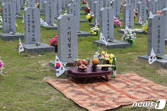 지난 6일 현충일을 맞아 부산경찰이 지난해 근무 중 순직한 고(故) 이성림 경사의 묘를 찾았다.(부산경찰청 제공) © 뉴스1