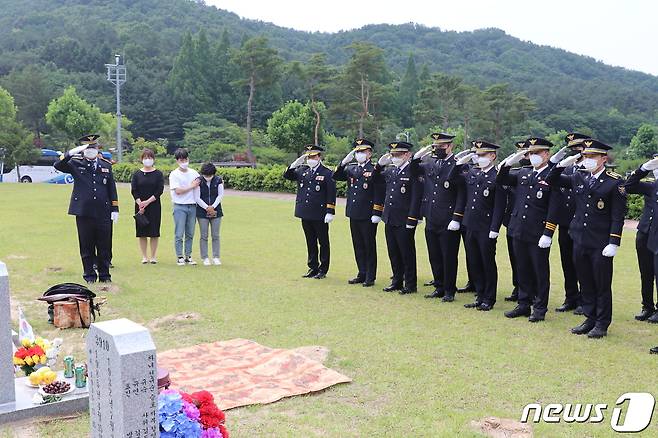 지난 6일 현충일을 맞아 부산경찰이 지난해 근무 중 순직한 고(故) 이성림 경사의 묘를 찾았다.(부산경찰청 제공) © 뉴스1