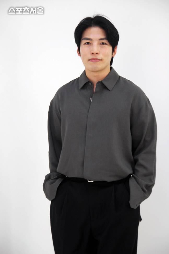 패션 유튜버 깡스타일리스트가 본지와 사진 촬영에서 포즈를 잡고 있다.