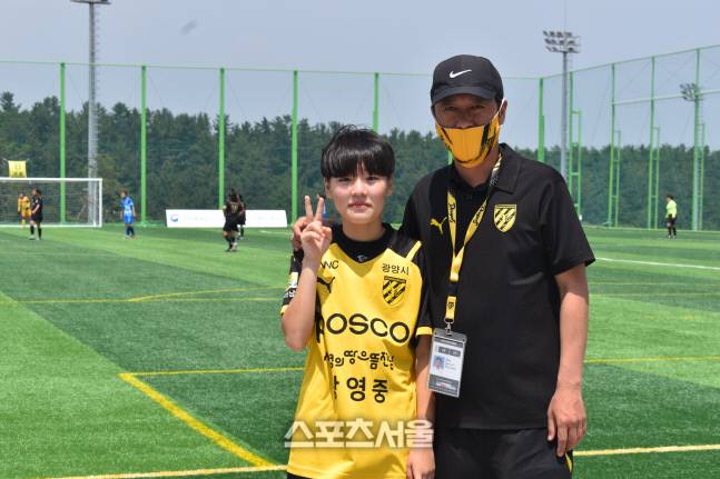 축구 신동 범예주(왼쪽)가 5일 강원도 삼척시에 있는 삼척복합체육공원 축구장에서 열린 제29회 여왕기 중등부 강원 하슬라중과 경기에 앞서 박태원 감독과 포즈를 하고 있다. 삼척 | 김용일기자