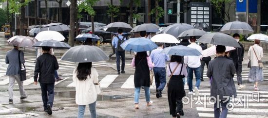 산발적으로 강한비가 내리고 있는 28일 서울 여의도역 인근에서 직장인들이 우산을 쓰고 출근길에 오르고 있다./강진형 기자aymsdream@