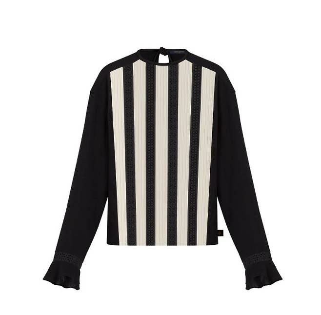 블라우스는 루이비통 401만원.