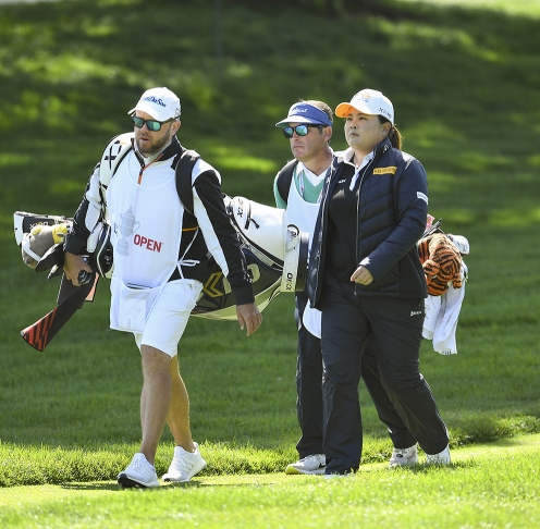 2021년 미국여자프로골프(LPGA) 투어 메이저 골프대회인 제76회 US여자오픈에 출전한 박인비 프로가 최종라운드에서 캐디와 함께 이동하는 모습이다. 사진제공=USGA/Robert Beck