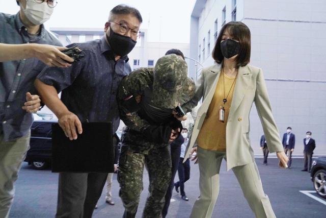 성추행 피해 공군 부사관 사망사건 가해자인 B중사가 2일 서울 용산구 국방부 보통군사법원에서 열린 영장실질심사에 출석하고 있다. B중사는 이날 구속 수감됐다. 국방부 제공