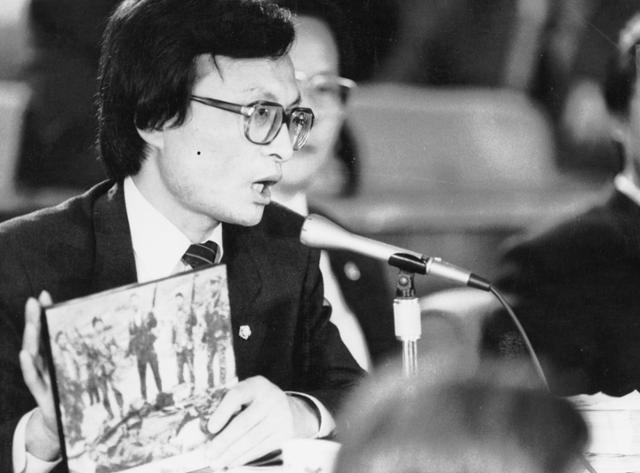 1988년 12월 국회에서 열린 광주특위청문회에서 이해찬 의원이 5·18 광주민주화운동 당시 학살 현장을 촬영한 사진을 들고 증인들을 추궁하고 있다. 한국일보 자료사진