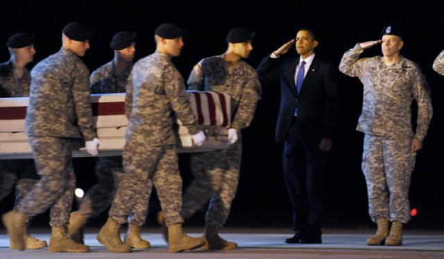 2009년 10월 29일 아프가니스탄에서 사망한 미국 병사의 시신이 미 델라웨어 도버 공군기지에 도착하자 기다리고 있던 버락 오바마 대통령이 경례를 하는 모습. AP 연합뉴스