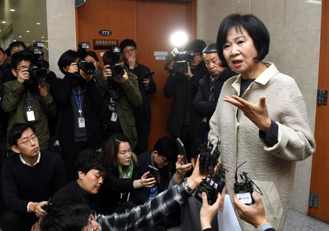 손혜원 더불어민주당 의원이 2019년 1월 20일 오전 국회 정론관 앞에서 취재진의 질문에 답변하고 있다. 고영권 기자