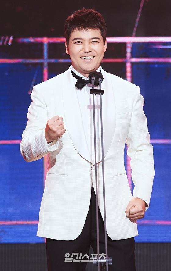 방송인 전현무가 29일 오후 온라인 생중계로 진행된 ‘2020 MBC 방송연예대상’에서 올해의 예능인상을 수상하고 소감을 말하고 있다.  〈사진제공=MBC〉