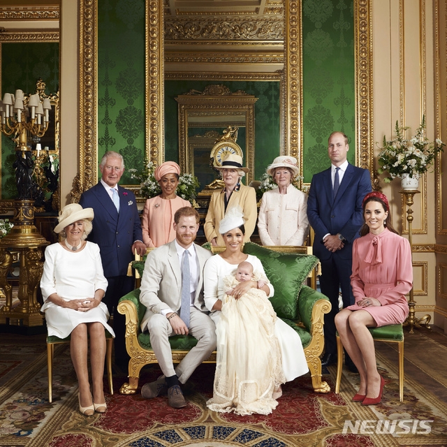 지난 2019년 7월 영국 런던 근교 윈저성에서 해리(36) 왕자와 부인 메건 마클(39)의 첫 아이인 아치 해리스 마운트배튼 윈저의 성공회 세례를 축하하기 위해 왕실 가족들이 모여 기념 촬영을 하고 있다. 가운데 해리 왕자 부부와 아치를 둘러싸고 왼쪽으로 찰스 왕세자와 그의 아내 카밀라 왕세자빈, 그 옆으로 마클이 어머인 도리아 래글랜드, 해리 왕자의 이모인 제인 펠로우즈, 해리 왕자의 형인 윌리엄 왕세손과 그의 부인인 케이트 미들턴 왕세손빈이 자리하고 있다. [사진=AP/뉴시스]