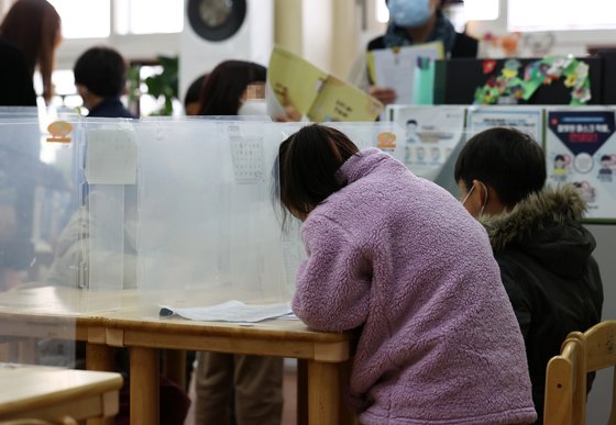 지난해 11월 6일 서울의 한 초등학교에서 학생들이 돌봄교실 수업을 듣고 있다. 연합뉴스
