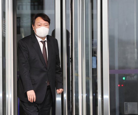 윤석열 당시 검찰총장이 지난 2월 1일 박범계 법무부 장관 예방을 마친 뒤 법무부 청사를 나서는 모습. 김경록 기자