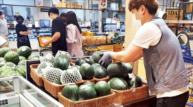 30일 이마트 월계점 농산물 매장에서 한 직원이 까망애플수박을 진열하고 있다.  이마트  제공