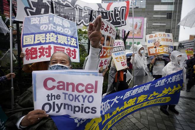 6일 일본 도쿄에서 시민들이 7월 예정된 도쿄올림픽과 패럴림픽 개최를 반대하는 시위를 하고 있다. 도쿄|EPA연합뉴스