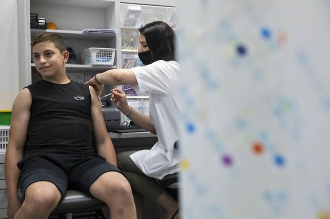6일(현지시간) 이스라엘 리숀레지온에서 코로나19 백신을 맞고 있다. 리숀레지온|AP연합뉴스