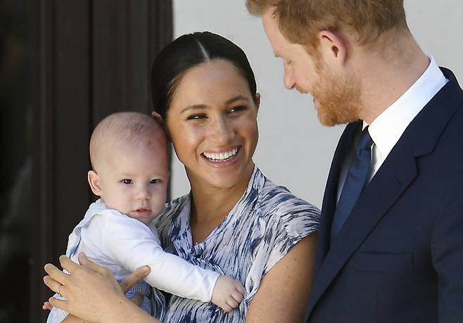 해리 왕자와 메건 마클  왕자비가 2019년 남아프리카공화국에서 첫 아들 아치를 안고 웃고 있다. 케이프타운 | EPA로이터연합뉴스