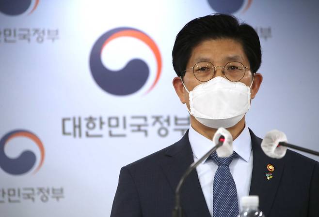 Land Minister Noh Hyeong-ouk speaks during a press briefing on reformative measures of the Korea Land and Housing Corp at the government complex in Seoul, Monday. (Yonhap)