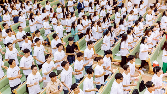 서울 화양감리교회 청년들이 2019년 8월 서울 광진구 교회에서 열린 청년부흥회에서 찬양하고 있다.