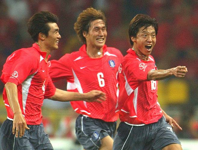 사진은 2002년 6월 4일 부산에서 열린 2002 한일월드컵 D조 한국의 첫경기 폴란드와의 경기에서 황선홍(오른쪽)의 선취골에 함께 기뻐하는 유상철(가운데)[연합]
