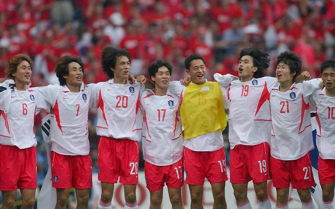 2002년 6월 22일 오후 광주월드컵경기장에서 열린 월드컵 8강전 한국-스페인경기에서 승부차기끝에 스페인을 꺽고 4강에 진출한 유상철(왼쪽)을 비롯한 대표선수들이 어깨동무를 하고 기뻐하고 있다. [연합]