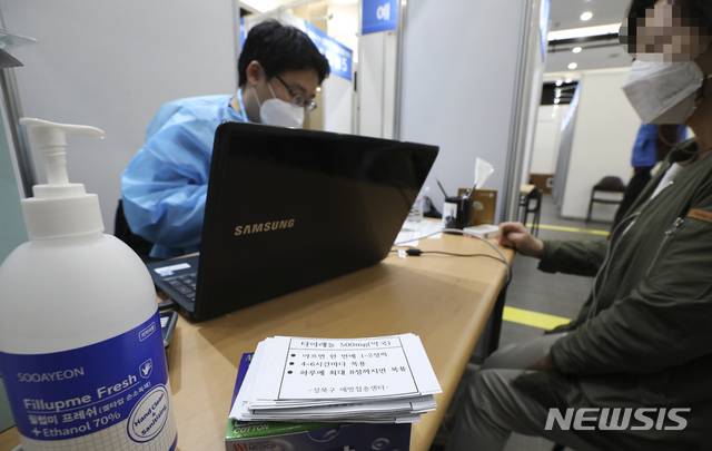 [서울=뉴시스]최진석 기자 = 6일 오전 서울 성북구청 코로나19 예방접종센터를 찾은 시민이 백신 예방접종에 앞서 예진을 하는 현장에 타이레놀 관련 안내문이 보이고 있다. 이날 서울시에 따르면 서울 지역 백신 접종 인원은 15만6000명으로 서울시 목표인원 대비 2.6% 정도가 접종한 것으로 나타났다. 2021.04.06. myjs@newsis.com