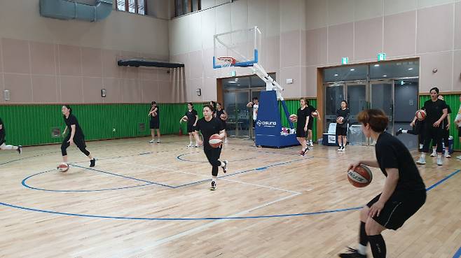 신한은행 에스버드 농구단이 지난해 화랑마을에서 전지훈련을 실시하고 있다. 경주시 제공