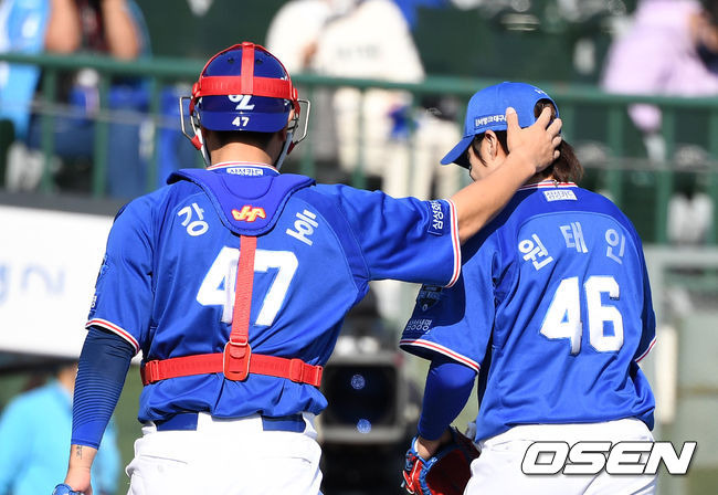 [OSEN=부산, 이대선 기자] 18일 오후 부산 사직야구장에서 ’2021 신한은행 SOL KBO 리그' 롯데 자이언츠와 삼성 라이온즈의 경기가 열렸다.7회말 2사 1,2루에서 삼성 원태인이 롯데 이병규를 내야땅볼로 처리하고 강민호의 격려를 받으며 더그아웃으로 가고 있다. /sunday@osen.co.kr